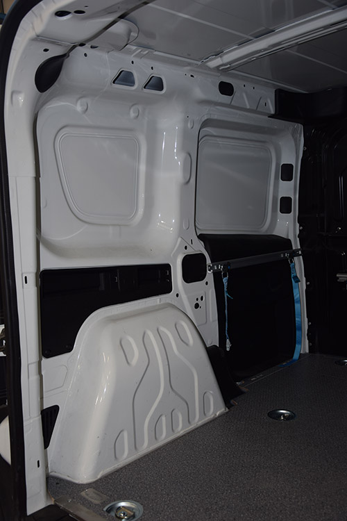 Doblo con parete attrezzata con sistema di bloccaggio del carico Syncro Friuli