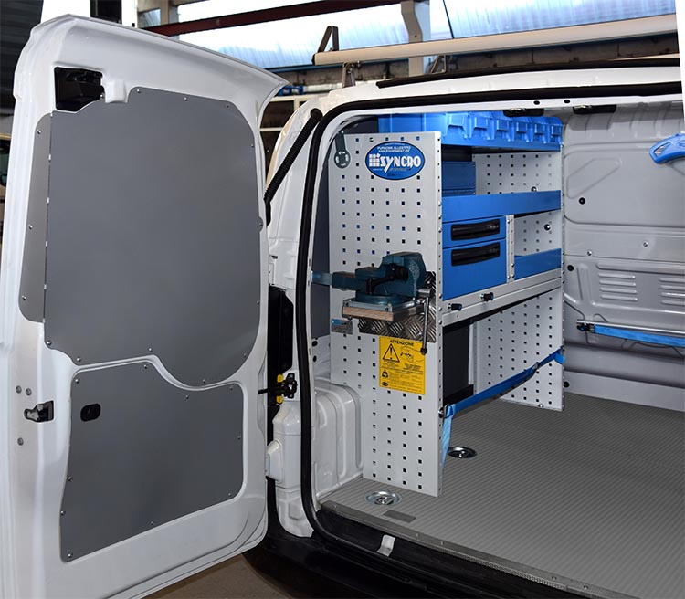 Parete sinistra con morsa estraibile a bordo di Fiorino Syncro Friuli