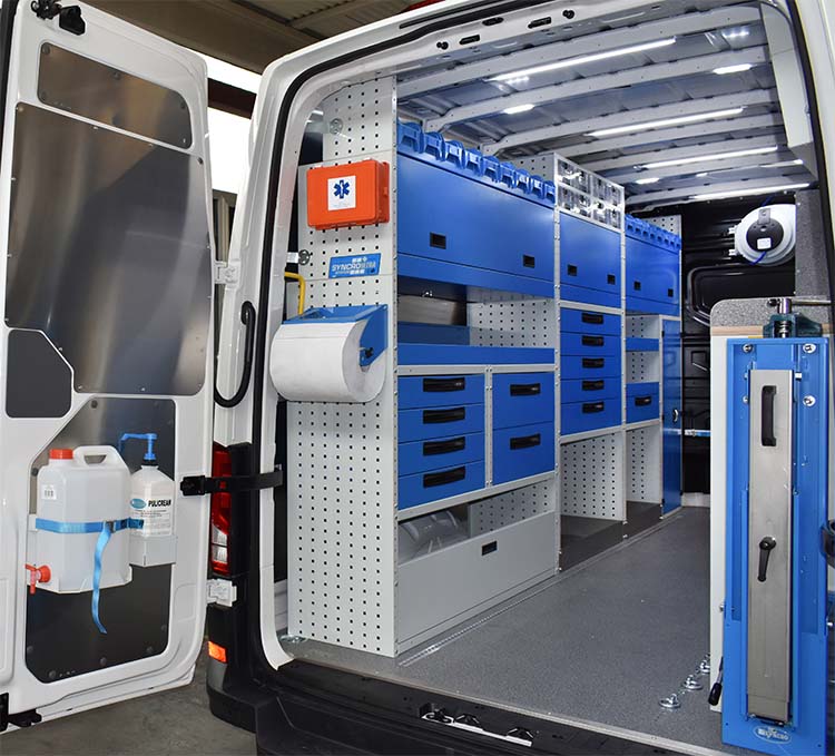 Parete sinistra Primastar 2023 con ripiani di scaffalatura e accessori Syncro Friuli