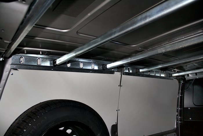 Barre in metallo bloccate su stanghe per furgone Syncro Friuli