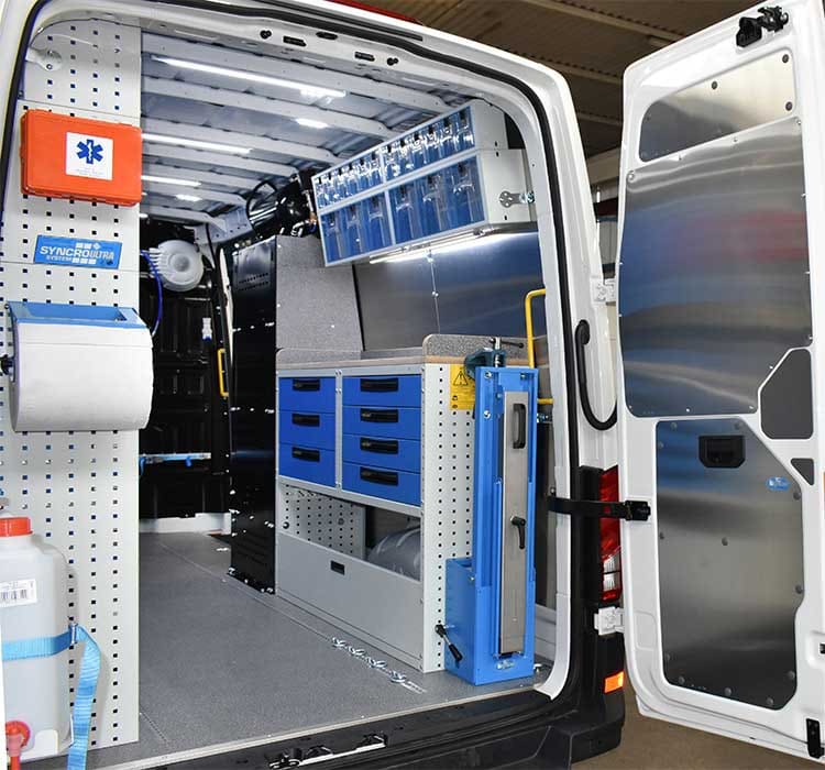 VW Crafter con portamorsa pieghevole e ripiano di lavoro sistema Syncro Friuli