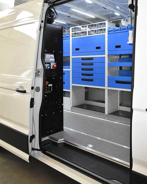 Trafic con ripiani di scaffalatura Syncro Friuli