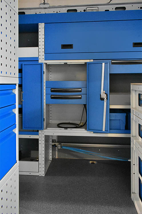 Dettaglio allestimento Movano con armadio e elementi interni Syncro Friuli