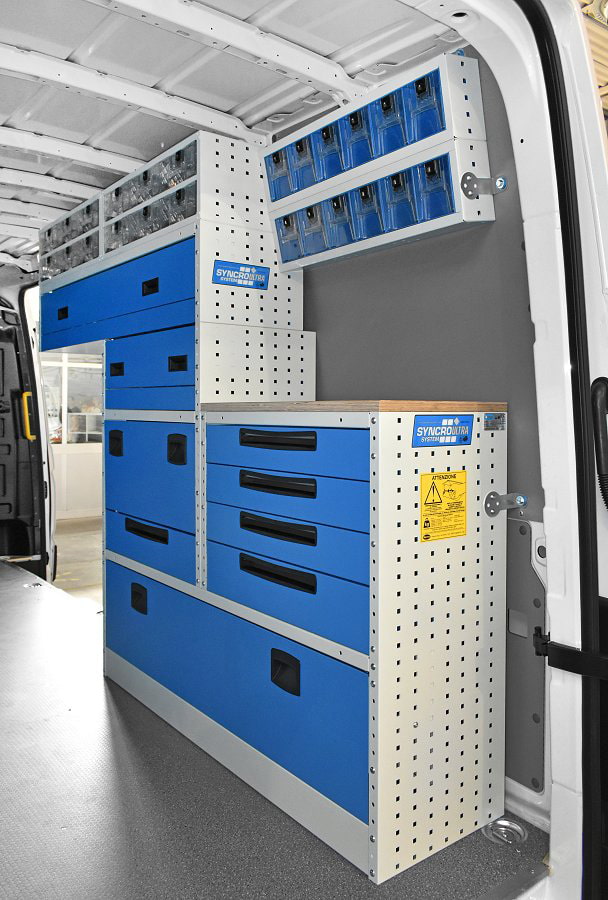 Parete sinistra con banco da lavoro per MAN TGE L4H3 da Syncro System Friuli