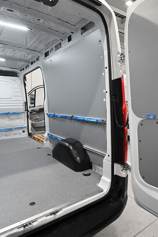 Sistemi di bloccaggio merce per furgoni Maxus Deliver9 da Syncro Friuli