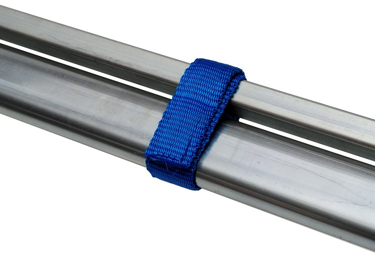 particolare della cinghia con velcro della barra con ferma appendini Syncro Friuli