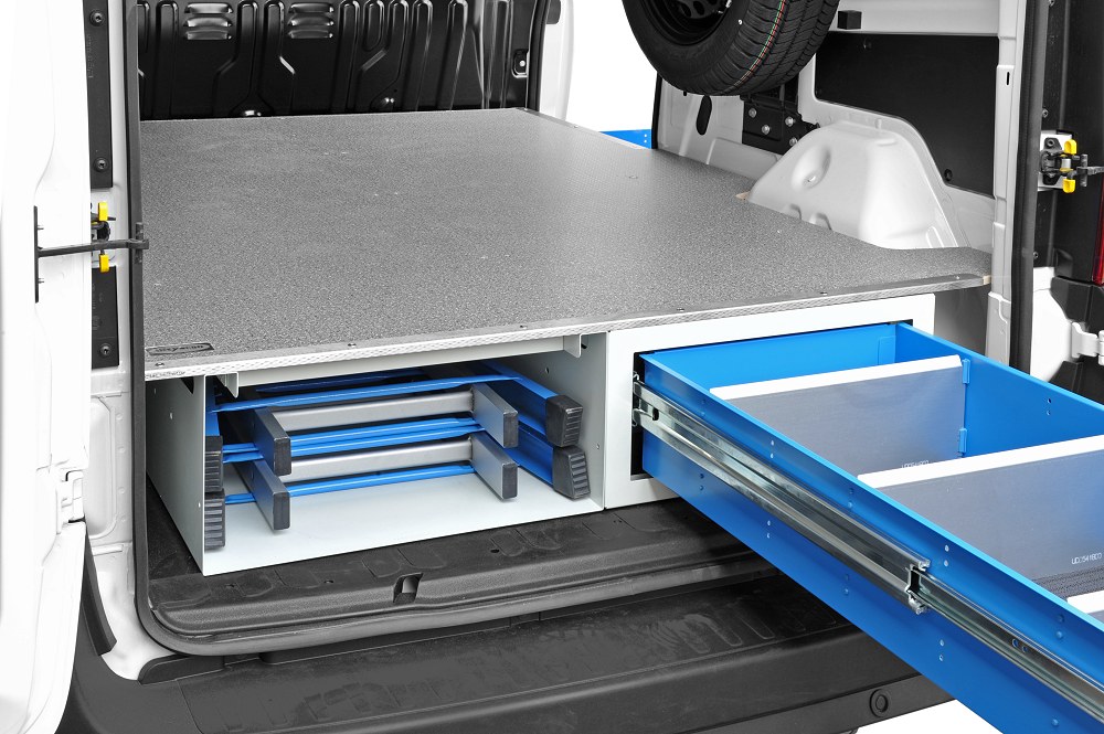 Soluzioni sottopavimento con una combinazione di cassetti e ripiani Syncro System Friuli